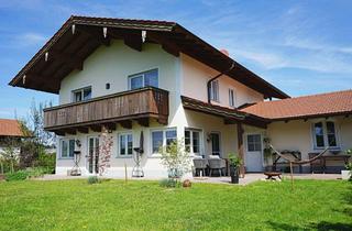 Haus kaufen in 83355 Grabenstätt, Hochwertig gebaut! Vermietetes EFH in sonniger Wohnlage mit Blick auf Berge, Wiesen & Wälder.