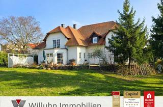 Villa kaufen in 04552 Borna, Weitläufiges Anwesen! Villa mit Einliegerwohnung, Kamin, 4 Garagen, Energie B