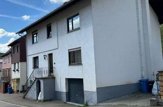 Haus kaufen in 64756 Mossautal, Zweifamilienhaus mit Garten und vier Garagen plus Einliegerwohnung