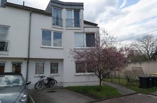 Wohnung kaufen in 50999 Köln, Köln - Gemütliche Dachgeschosswohnung mit Balkon