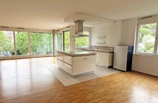 Wohnung kaufen in 70180 Stuttgart, Stuttgart - Komfortable 2,5-Zimmer-Wohnung mit Balkon, Fahrstuhl und TG-Stellplatz