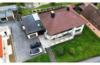 Haus kaufen in 96317 Kronach, Luftig und helles Zweifamilienhaus - plus fünf Garagen, große Terrasse und Balkon