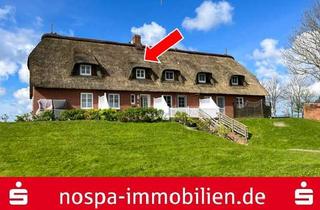 Haus kaufen in 25845 Nordstrand, Wohnen auf dem Süderhof unter Reet mit Weitblick über die Insel an Land