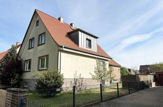 Haus kaufen in 30855 Langenhagen, Großes Grundstück mit Altbestand in Langenhagen-Engelbostel