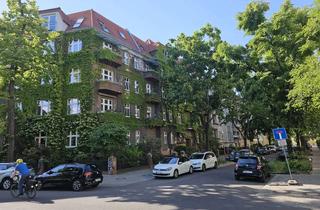 Wohnung kaufen in 12103 Tempelhof, Bezugsfreie renovierte Altbauwohnung mit Balkon in bester Platzlage