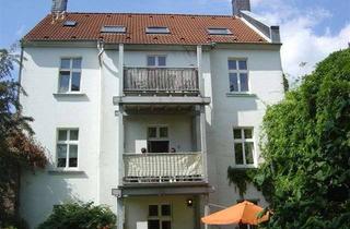 Wohnung mieten in Werdohler Straße 96b, 58511 Lüdenscheid, Ein historisches Haus mit Balkon, das einen schönen Blick auf den Garten bietet.