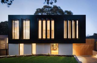 Villa kaufen in 41466 Neuss, Luxuriös sanierte Architektenvilla mit Außenpool in ruhiger Lage