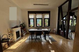 Wohnung kaufen in Uhlandstraße 24, 75323 Bad Wildbad, 4-Zimmer-Eigentumswohnung mit historischem Charme, Gartenmitnutzung & Blick auf die Bergbahn