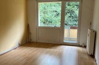 Wohnung mieten in Verbindungschaussee, 18273 Güstrow, Handwerkerwohnung! geräumige 3-Raum-Wohnung mit Wannenbad und Fenster, Balkon