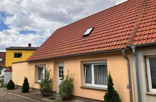 Haus kaufen in 17154 Neukalen, Reihenendhaus mit Garagen und Innenhof