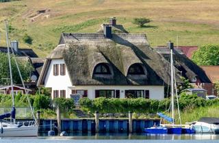 Haus kaufen in Am Hafen 15, 18586 Gager, Direkte Wasserlage: Reethaus am Hafen