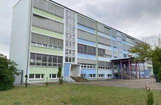 Gewerbeimmobilie kaufen in Hochstraße, 17036 Stadtgebiet Ost, Mehrgeschossiges Schulungsgebäude mit großem Freizeitgelände - Typenbauweise