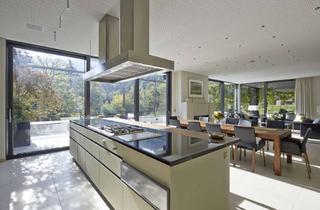 Villa kaufen in 76530 Innenstadt, Exklusive Villa am Waldrand mit einzigartigem Panoramablick