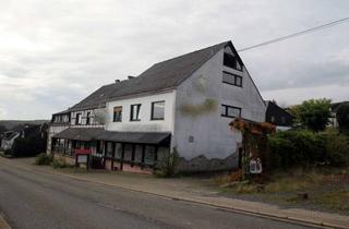 Anlageobjekt in 56459 Langenhahn, Große Immobilie auf der Hauptstraße mit viel Potenzial