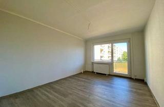 Wohnung mieten in Albert-Einstein-Straße 28, 39387 Oschersleben, Erstbezug nach Sanierung: 2 Räume mit Balkon und Badewanne