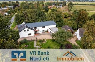 Haus kaufen in Jannebyer Weg 11-13, 24992 Janneby, Zwei Häuser, eine Blockhütte und ein weitläufiges Areal