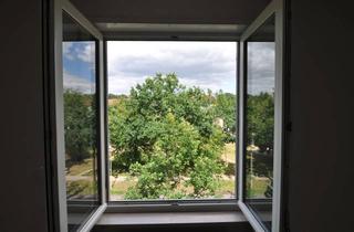 Wohnung kaufen in 15566 Schöneiche bei Berlin, 2 Zi-Dachgeschosswohnung mit Balkon. Vermietet.
