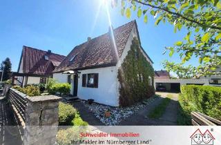 Anlageobjekt in 90571 Schwaig, Drei Wohnungen, ein Gewinn: Kapitalanlage mit 3 Wohneinheiten im grünen Behringersdorf
