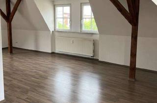 Wohnung mieten in 01591 Riesa, Individuelle und geräumige Dachwohnung! Tageslichtbad mit Wanne und Dusche!