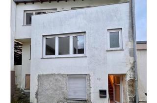 Reihenhaus kaufen in Hauptstrasse 42, 53518 Adenau, Sanierungsbedürftiges Reihenhaus mit Balkon in Adenau