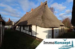 Haus kaufen in 18107 Elmenhorst/Lichtenhagen, Historisches Reetdachhaus zwischen Stadt & Meer! Ca. 152m² Wfl., sep. Bungalow, 1.252m² Grundstück!