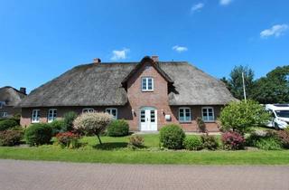 Einfamilienhaus kaufen in Kliiwerfeen, 25920 Risum-Lindholm, Repräsentatives Friesenhaus/Einfamilienhaus unter Reet mit Garage in attraktiver dörflicher Lage