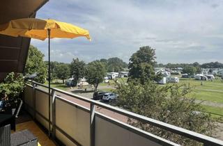 Wohnung kaufen in 25761 Westerdeichstrich, Stinteck: Lichtdurchflutete Eigentumswohnung mit traumhaftem Südbalkon und Panoramablick ins Grüne