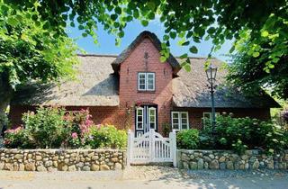 Haus kaufen in Haus 84, 25938 Oldsum, Kernsaniertes Reetdachhaus im historischen Ortskern von Oldsum - Lindenallee - provisionsfrei