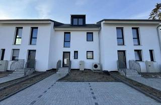 Reihenhaus kaufen in 69168 Wiesloch, Neubau - Reihenmittelhaus / 4 ZKB, WC - Garten & Dachterrasse & 2 KFZ Stpl. / auch als Ausbauhaus