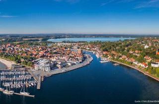 Wohnung kaufen in 24340 Eckernförde, BLICK AUF DIE ECKERNFÖRDER BUCHT UND WOHNEN IN EINEM KULTURDENKMAL