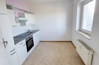 Wohnung kaufen in 08468 Reichenbach, vermietete 3-Raum-Eigentumswohnung im Dachgeschoß mit Lift