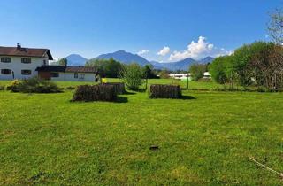 Grundstück zu kaufen in 83064 Raubling, Sofort bebaubar mit EFH, Blick in die Berge verkehrsgünstig Nähe A93 und A8, auch teilbar für 1 DH.