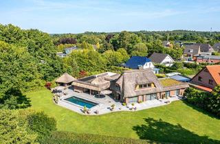 Haus kaufen in 24582 Wattenbek, Reetgedecktes Juwel bei Kiel: Exklusivität trifft Naturidyllemit Seeblick und Infinity Pool