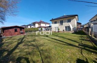 Villa kaufen in 33104 Paderborn, Moderne Stadtvilla mit hohen Decken im Wohnzimmer, Kamin, Erdwärmepumpe und eine geräumige Garage!