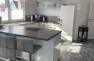 Einfamilienhaus kaufen in 22880 Wedel, DHH (2011) in Wedel – Wärmepumpe + Solar, Garten, Carport, separate Praxis/Büro mit eigenem Eingang