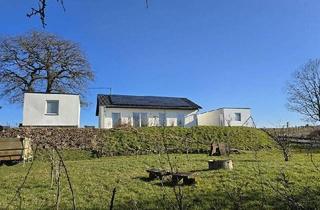 Haus kaufen in 54655 Seinsfeld, Seinsfeld - Neuwertiger Bungalow (Energie A-Plus) mit zwei Garagen in idyllischer Ortsrandlage!