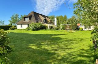 Haus kaufen in 25836 Katharinenheerd, Mee(h)r Platz für Generationen – Wohnen, Vermieten und Erholen unter Reet!