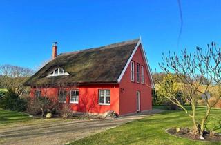 Einfamilienhaus kaufen in 18569 Neuenkirchen, Charmantes Reetdachhaus in naturnaher Lage nahe dem Großen Jasmunder Bodden