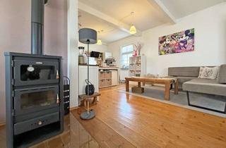 Wohnung kaufen in 35410 Hungen, Ansprechende Kapitalanlage: Idyllisch gelegener 2-Zimmer-Altbaucharme mit Einbauküche & Kaminofen
