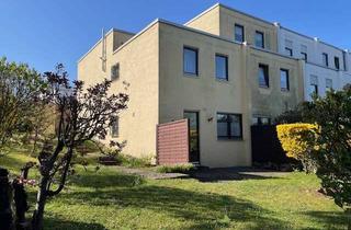 Haus kaufen in Fellbacher Straße 13, 71640 Ludwigsburg, RESERVIERT - LB-Oßweil - Aufstockbares REH, 2 Terrassen., Gartenoase, Südbalkon, EBK, GA