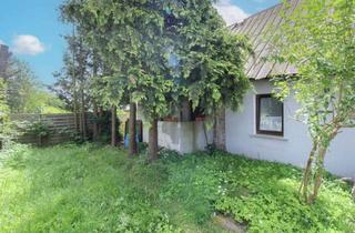 Anlageobjekt in 18198 Kritzmow, Gestalten Sie Ihr Traumhaus: Sanierungsbedürftige DHH mit Garten nahe Rostock