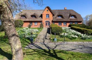 Haus kaufen in Liliencronweg 23, 25849 Pellworm, Reetdachhaus im Friesenstil mit Ferienwohnungen und Sauna