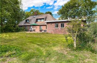 Haus kaufen in 25836 Katharinenheerd, Energetisch modernisiert: Reetdachkate mit Einliegerwohnung**