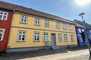 Mehrfamilienhaus kaufen in 17033 Neubrandenburg, Neubrandenburg - HORN IMMOBILIEN++ im Zentrum von NB, historisches Mehrfamilienhaus mit 3 WE und idyllischen Innenhof. Eine Wohnung mit ca. 210 m² ist bezugsfrei.