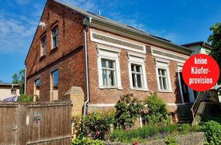 Haus kaufen in 17087 Altentreptow, HORN IMMOBILIEN++ Altentreptow, großes Haus -teilweise modernisiert- mit Keller, Garagen und Nebengelass