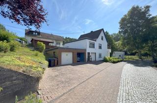 Einfamilienhaus kaufen in 56305 Puderbach, Einfamilienhaus mit Dachterrasse und vier Garagen in ruhiger Lage