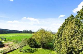 Haus kaufen in 34355 Staufenberg, !PROVISIONSFREI! Großer Bungalow in Staufenberg-Landwehrhagen (231 m²): modernisiert in Randlage mit Aussicht ++ 1.042 m² Grundstück, Balkon/Loggia/Terrasse, Garage ++ mögliche Monatsrate 1224,00 €