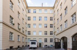 Wohnung kaufen in 10117 Mitte, Historische Altbau-Wohnung inkl. Einbauküche, Gäste-WC, Kamin - Fantastische Lage in Berlin-Mitte!