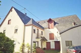 Haus kaufen in 54536 Kröv, Kröv-Zentrum: 1-2 Familienhaus mit Stellplätzen und Freisitz in zentraler Lage!
