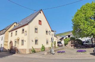 Haus kaufen in 54536 Kröv, Kröv-Zentrum: 1-2 Familienhaus mit Stellplätzen und Freisitz in zentraler Lage!